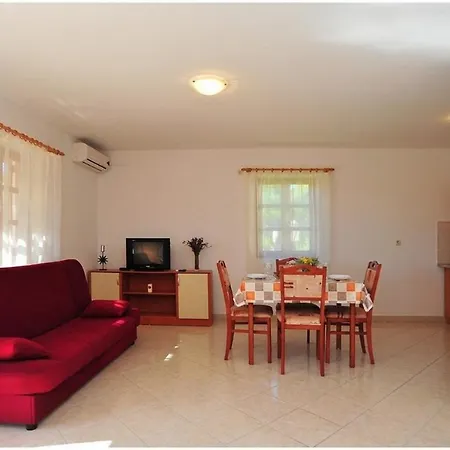 Apartment Family Friendly With A Swimming Pool - Lozice, - 18538