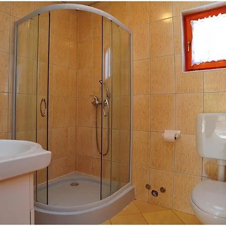 Family Friendly With A Swimming Pool - Lozice, - 18538