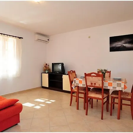 Apartment Family Friendly With A Swimming Pool - Lozice, - 18538